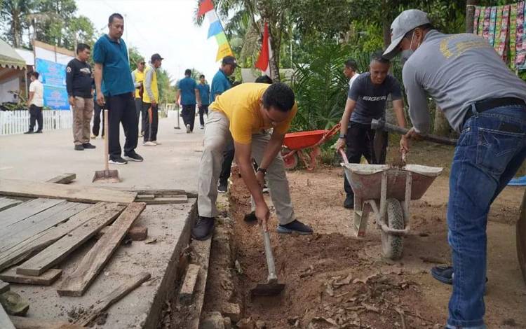 Bupati Lamandau Hendra Lesmana turut serta gotong royong bersama warga Kecamatan Bulik Timur. (FOTO : HENDI NURFALAH)