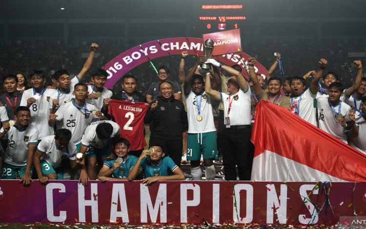 Menpora Amali Klarifikasi soal Angkat Trofi Piala AFF U-16