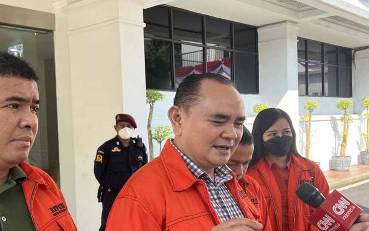 Ketua Umum Partai Republiku Indonesia Ramses David Simanjutak memberi keterangan kepada wartawan di Gedung KPU RI, Jakarta, Minggu (14/8/2022). (ANTARA/Putu Indah Savitri)