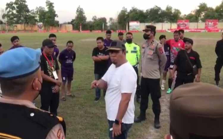 Ketua Panitia Penyelenggara Turnamen Agustiar Cup 2022 Ahmadi Riansyah memberikan arahan pada pemain dan official pertandingan. (FOTO : DANANG)