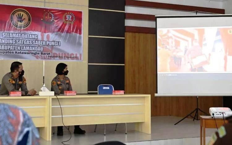 Satgas Saber Pungli Kabupaten Lamandau saat belajar menyusun program dan rencana aksi dengan Satgas Saber Pungli Kabupaten Kotawaringin Barat.(FOTO: HENDI NURFALAH)