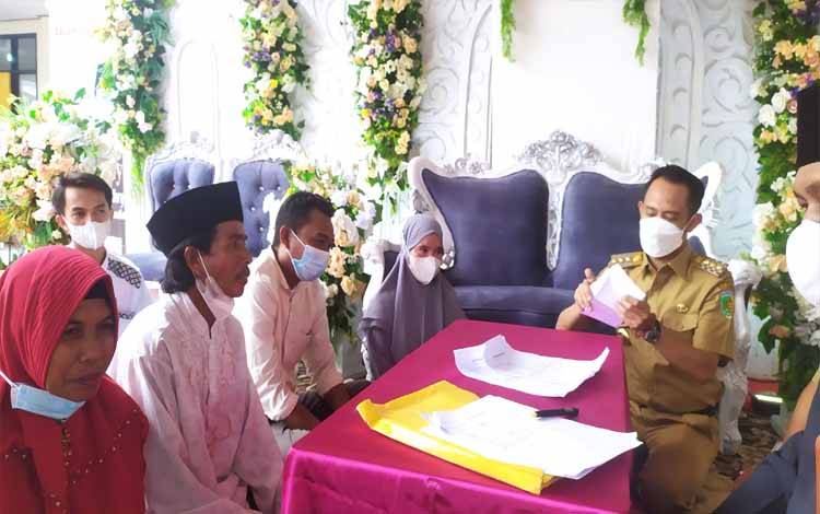 Wali Kota Palangka Raya Jadi Saksi Pasangan Nikah Massal