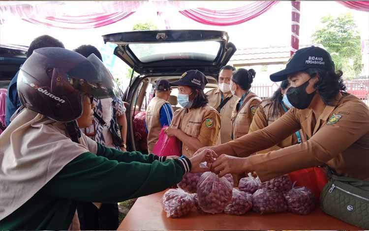 Pasar Murah Bawang Merah di Kelurahan Langkai Diserbu Warga