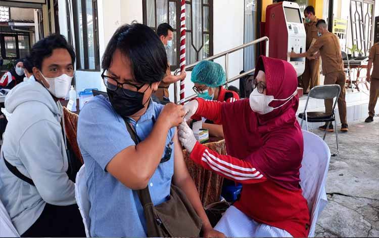 Penduduk Penerima Vaksin COVID-19 Dosis Ketiga 62,59 Juta Orang
