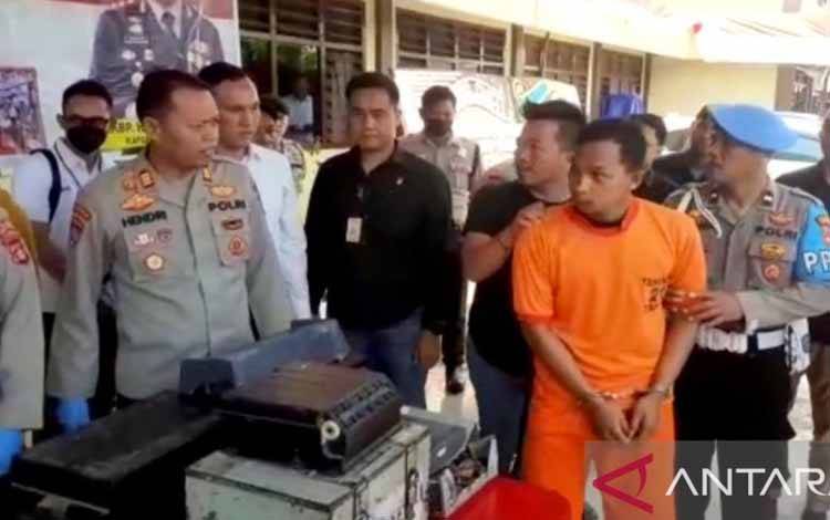 Seorang oknum polisi pelaku pencurian mesin ATM bank BRI di Kota Lubuk Linggau, Sumatera Selatan dihadirkan dalam ungkap kasus di Markas Polres Lubuk Linggau, Senin (15/8/2022) (ANTARA/M Riezko Bima Elko P/HO-Polres Lubuk Linggau)