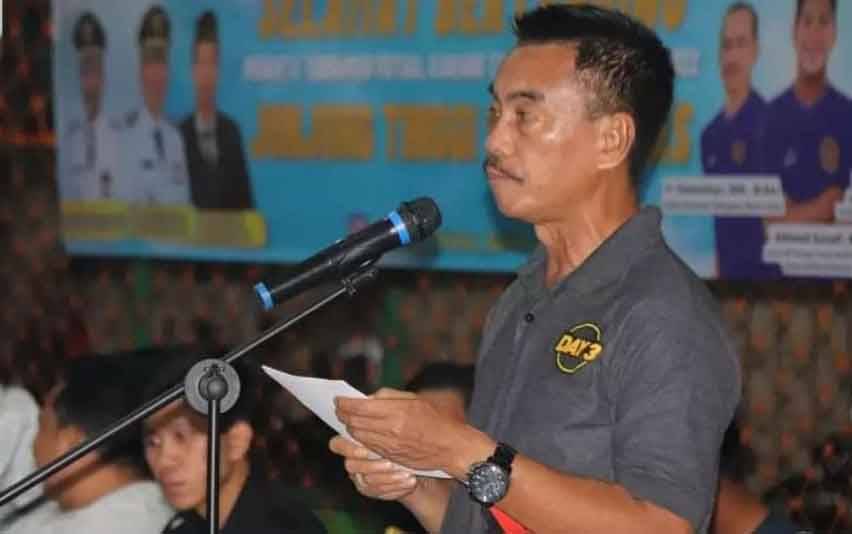 Wakil Bupati Barito Utara, Sugianto Panala Putra saat membuka secara resmi Liga Futsal Karang Taruna Cup II, Minggu malam 14 Agustus 2022 di Lapangan Futsal Excellent Muara Teweh.(foto: Dhani)