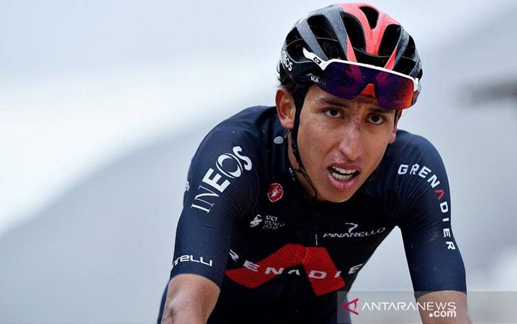 Pembalap Ineos Grenadiers asal Kolombia Egan Arley Bernal Gomez memenangi etape 9 kejuaraan balap sepeda Giro d'Italia dengan rute Castel Di Sangro ke Campo Felice di Castel Di Sangro, Italia (16/5/2021). ANTARA FOTO/ REUTERS/Jennifer Lorenzi/aww.