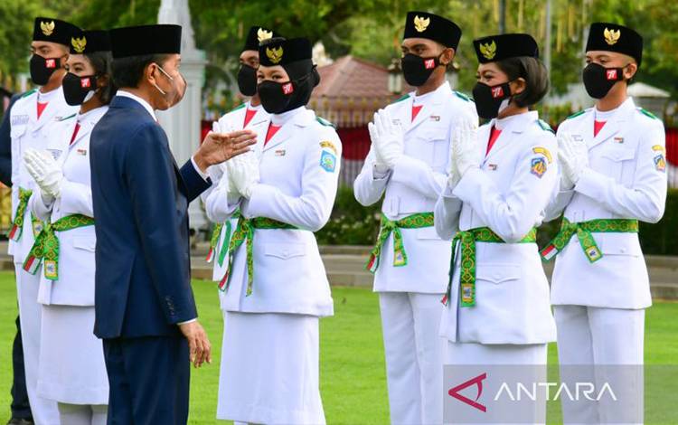 Presiden RI Joko Widodo menyapa anggota Paskibraka yang dikukuhkan untuk Upacara Peringatan Detik-Detik Proklamasi dan Upacara Penurunan Bendera di Istana Merdeka, Jakarta, Senin (15-8-2022). ANTARA/HO-Biro Pers Sekretariat Presiden
