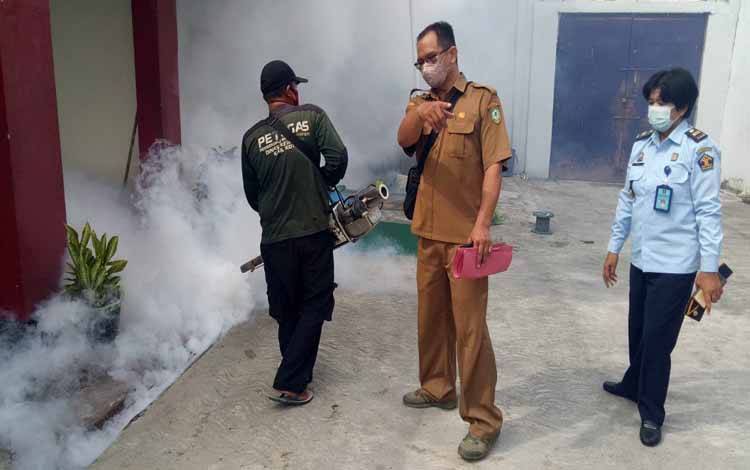 Lapas Sampit Bekerja Sama dengan Dinkes Kotim Lakukan Fogging Antisipasi DBD