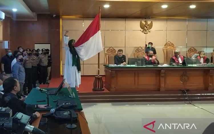 Bahar Smith Cium Bendera Merah Putih Usai Divonis 6 Bulan