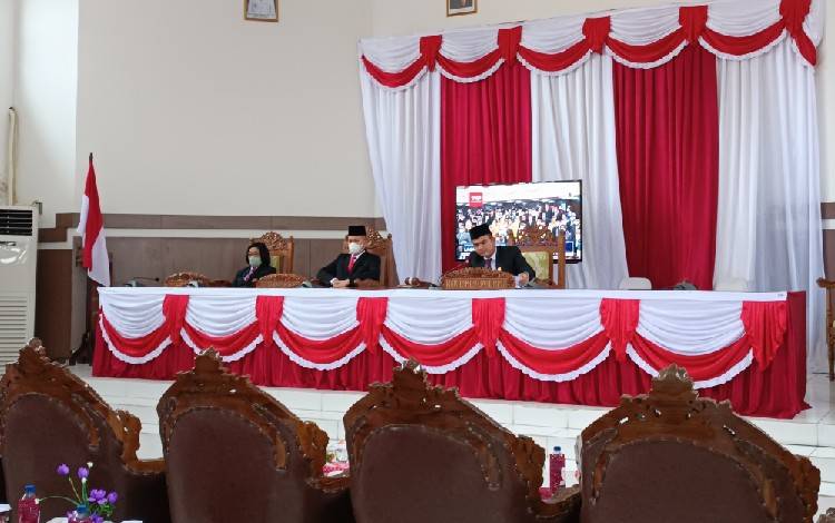 Bupati Gunung Mas Jaya S Monong (tengah) saat mengikuti rapat paripurna istimewa secara virtual di ruang rapat paripurna DPRD, Selasa 16 Agustus 2022. (FOTO: RISKA YULYANA)