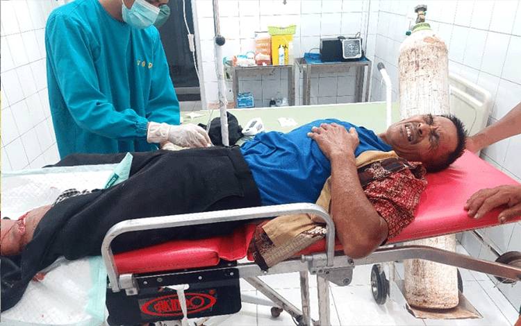 Pria Paruh Baya Patah Kaki Setelah Motornya Tabrakan di Samuda