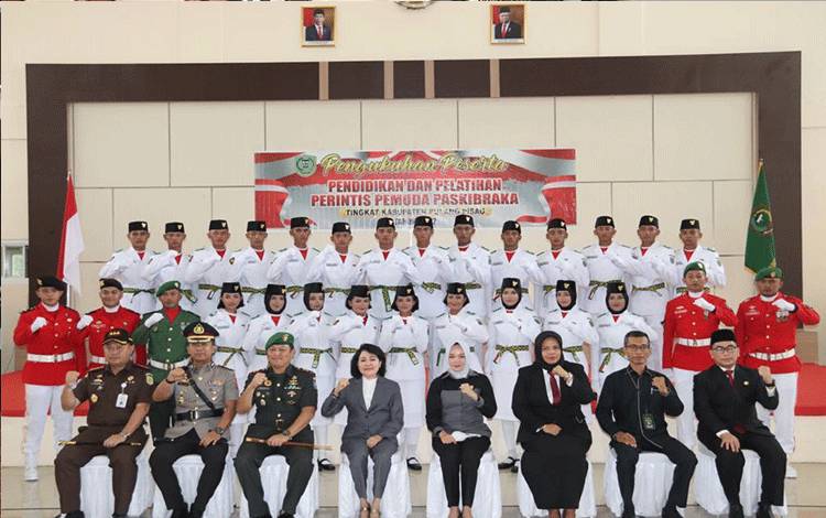 Taty Kukuhkan Paskibra Pulang Pisau 2022
