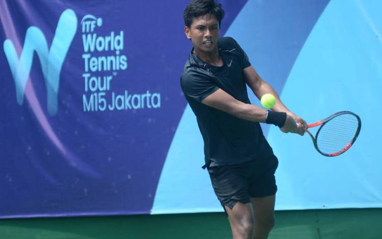Petenis Indonesia Gunawan Trismuwantara beraksi pada laga puncak kualifikasi tunggal pekan dua turnamen seri ITF Men's World Tennis Tour melawan petenis India Lakshya Gupta di The Sultan Hotel & Residence Jakarta, Selasa (16/8/2022). (ANTARA/HO-Tenis Indonesia/Dwi Ari Setyadi)