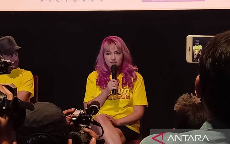 Aktris Marshanda saat konferensi pers peluncuran poster dan trailer perdana film "Gendut Siapa Takut?!" di Epicentrum XXI, Jakarta, Selasa (16/8/2022) (ANTARA/Suci Nurhaliza)