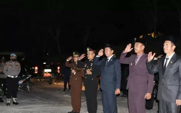Kenang Jasa Pahlawan, Bupati Barito Utara Ikuti Apel Kehormatan dan Renungan Suci