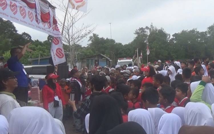 Dukung Senam Massal Meriahkan HUT RI, Pemuda Harapan Hati Palingkau Bagikan Ribuan Botol Air Mineral?