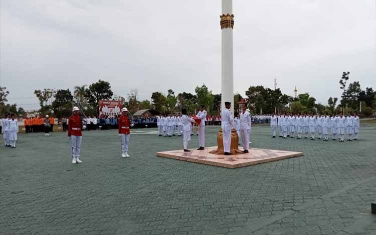 Pemkab Sukamara Laksanakan Upacara Pengibaran Bendera Merah Putih