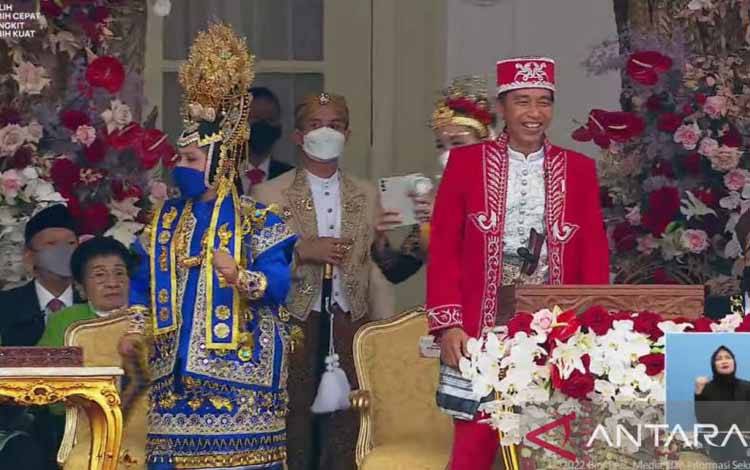 Tangkap layar Presiden Joko Widodo terkekeh sambil berdiri dan Ibu Iriana yang turut berjoget lagu campur sari "Ojo Dibandingke" dinyanyikan pada penutupan Upacara Peringatan Detik-Detik Proklamasi di Istana Merdeka, Jakarta, Rabu (17/8/2022). ANTARA/Mentari Dwi Gayati