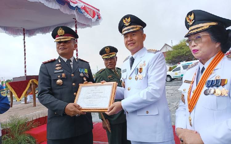Bupati Gunung Mas Serahkan Piagam Penghargaan kepada Kapolres karena Ini
