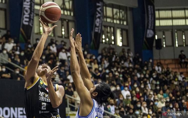 Pebasket Prawira Bandung Reza Fahdani Guntara (kanan) berusaha menghadang lemparan bola dari pebasket Dewa United Surabaya Ferdian Dwi Purwoko (kiri) saat pertandingan Playoff Liga Bola Basket Indonesia (IBL) Tokopedia 2022 di Gor C-Tra Arena, Bandung, Jawa Barat, Selasa (16/8/2022). . ANTARA FOTO/M Agung Rajasa/foc.