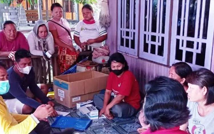 DP3AP2KB Kabupaten Lamandau perkuat kemitraan di Kampung KB melalui sosialisasi dan layanan KB Gratis.(FOTO: HENDI NURFALAH)