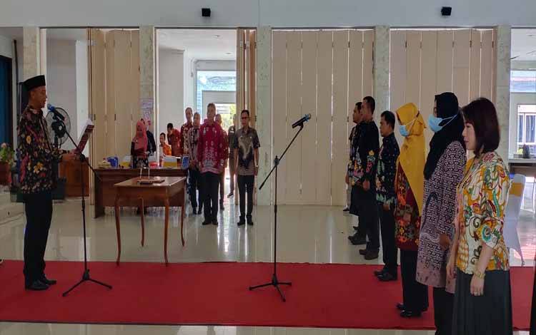 Bupati Sukamara Melantik 6 Pejabat Administrator, Pengawas dan Fungsional