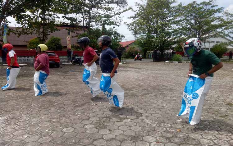 Lomba Balap Karung Disbudpar Kotim, Kamis, 18 Agustus 2022. (FOTO: NISA)