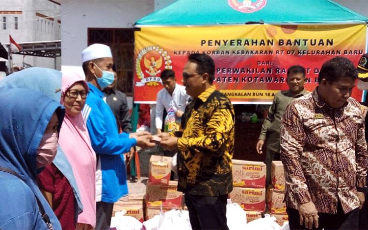 DPRD Kobar Berikan Bantuan Korban Kebakaran
