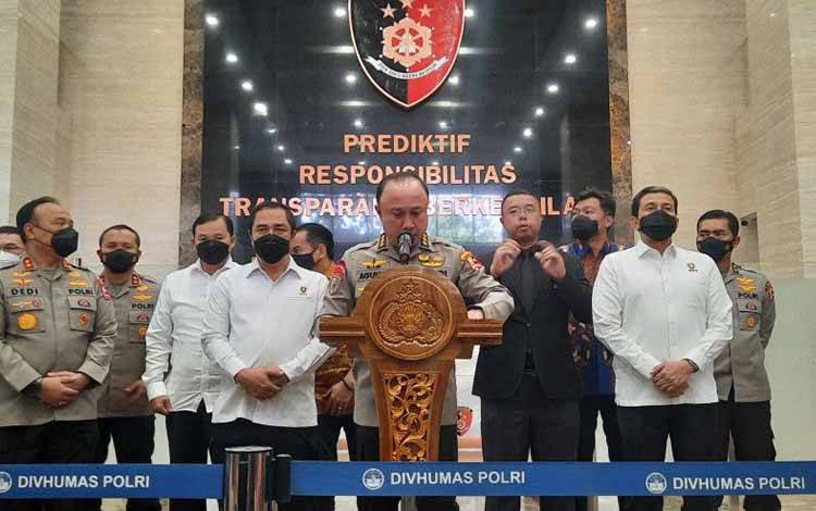 Irspektur Pengawasan Umum (Irwasum) Komjen Agung Budi Maryoto memberikan keterangan pers penetapan tersangka Putri Candrawathi, di Bareskrim Polri, Jakarta, Jumat (19/8/2022). ANTARA/Laily Rahmawaty