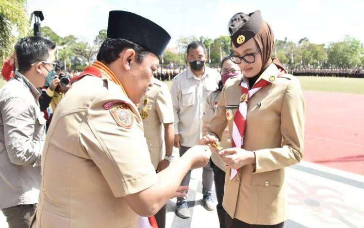 Ketua Kwarda Kalteng Terima Penghargaan Lencana Darma Bakti