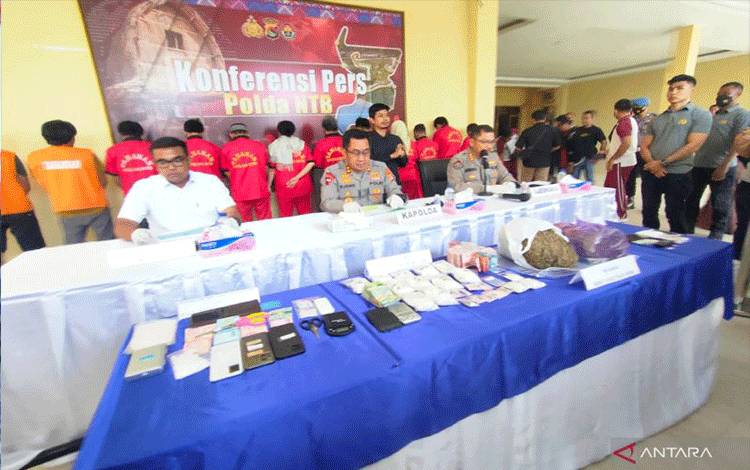 Kapolda NTB Irjen Pol. Djoko Poerwanto beserta jajaran dalam konferensi pers kasus pengungkapan peredaran sabu-sabu jaringan antarprovinsi di Mataram, NTB, Jumat (19/8/2022). ANTARA/Dhimas B.P
