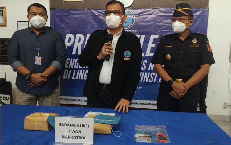 Badan Narkotika Nasional Provinsi ( BNNP) Banten menangkap satu orang tersangka kurir S (65) membawa sabu-sabu seberat dua kilogram, di Pelabuhan Merak dengan menggunakan Bus Sumatra menuju Pulau Jawa. ANTARA/HO-Dok.BNNP