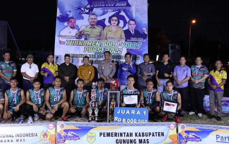 Kapolres Gunung Mas AKBP Irwansah (tengah) bersama dengan Ketua PBVSI Kabupaten Gunung Mas Evandi Juang, Ketua Panitia PBVSI Cup 2022 Nopriaman, unsur Forum Koordinasi Pimpinan Daerah (Forkopimda) dan tim Bhayangkara