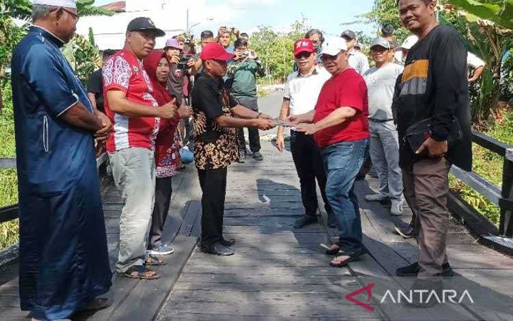 Bupati Kotim Serahkan Bantuan Perbaikan Darurat Jembatan