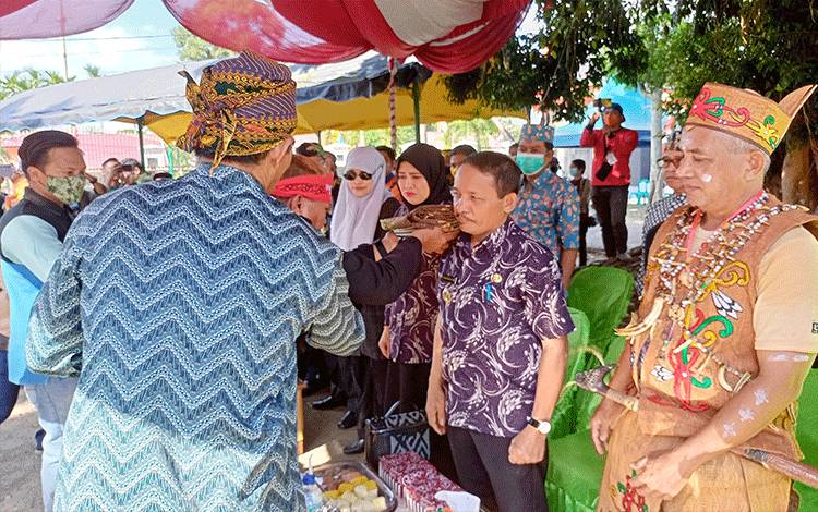 Ini Makna Ritual Adat Ngangkat Ragam Pasiwahan Saat Pembukaan Festival Budaya Nansarunai Jajaka