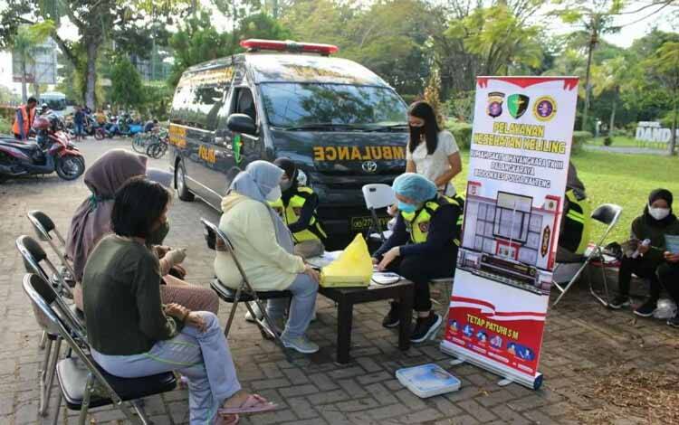 Tenaga Medis saat memberikan pelayanan kesehatan pada kegiatan CFD. (FOTO: AGUS FATARONI M)