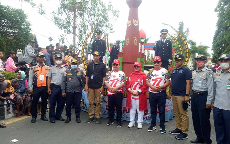 Dishub Kotim Tampilkan Miniatur Jalan Cilik Riwut pada Pawai Pembangunan