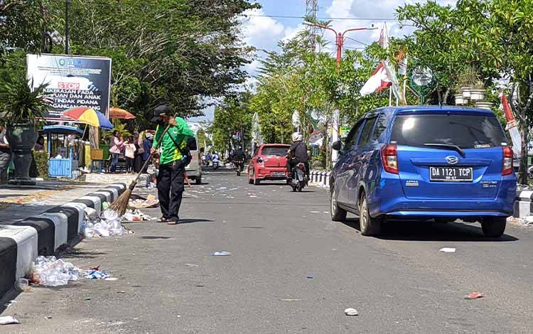 Kemeriahan Pawai Pembangunan Sisakan Sampah Berserakan?
