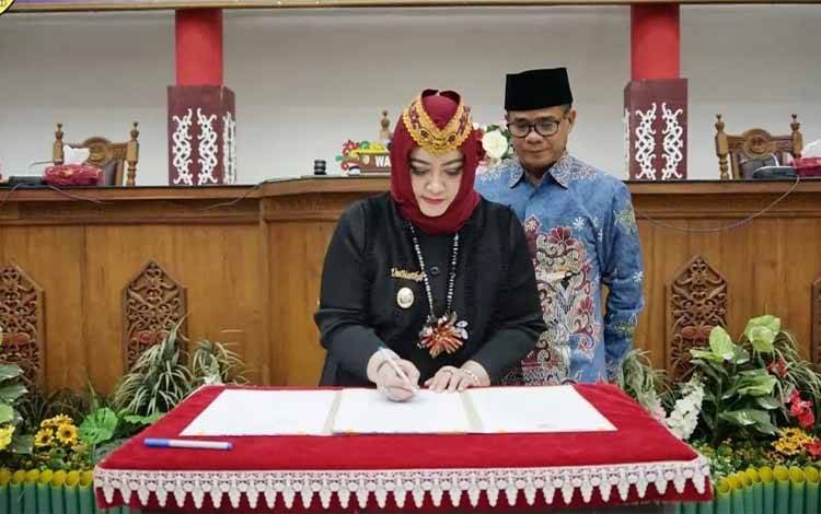 Wakil Wali Kota Palangka Raya, Umi Mastikah menandatangani nota persetujuan usulan Raperda. (FOTO: HUMAS PEMKO)