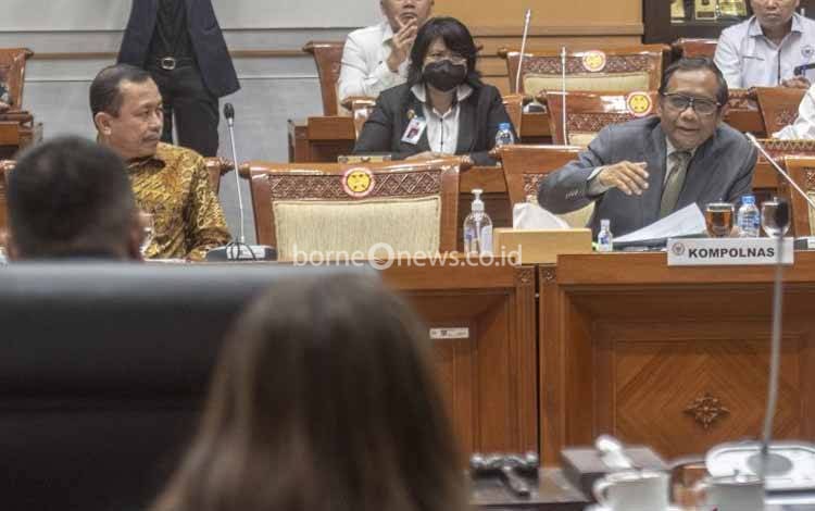 Ketua Kompolnas Mahfud MD (kanan) bersama Ketua Komnas HAM Ahmad Taufan Damanik (kiri) mengikuti Rapat Dengar Pendapat (RDP) dengan Komisi III DPR di Kompleks Parlemen, Senayan, Jakarta, Senin (22/8/2022). RDP tersebut membahas mengenai kasus penembakan Brigadir J yang melibatkan mantan Kadiv Propam Polri Irjen Ferdy Sambo. ANTARA FOTO/Muhammad Adimaja/hp