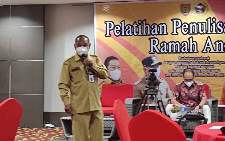 Pelatihan penulisannya ramah anak PWI Kalteng beberapa waktu lalu. PWI Kalteng berencana menggelar pelatihan penulisan feature pada 3 September 2022 mendatang. (FOTO: HERMAWAN)
