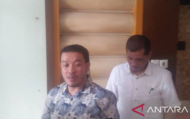 Pengacara keluarga Brigadir Yosua, yakni Ramos Hutabarat saat diwawancara media di Jambi, Senin (22/8/2022). (ANTARA/tuyani)