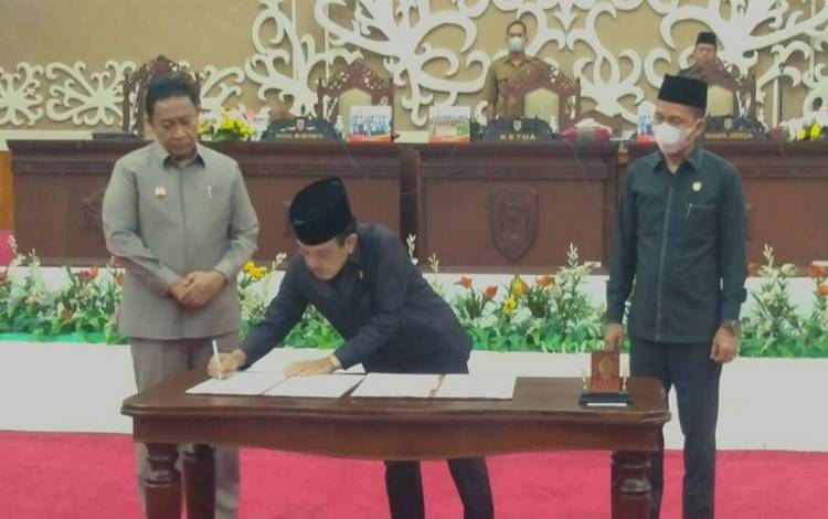 DPRD dan Pemprov Kalteng Setujui Bersama Tiga Raperda Menjadi Perda