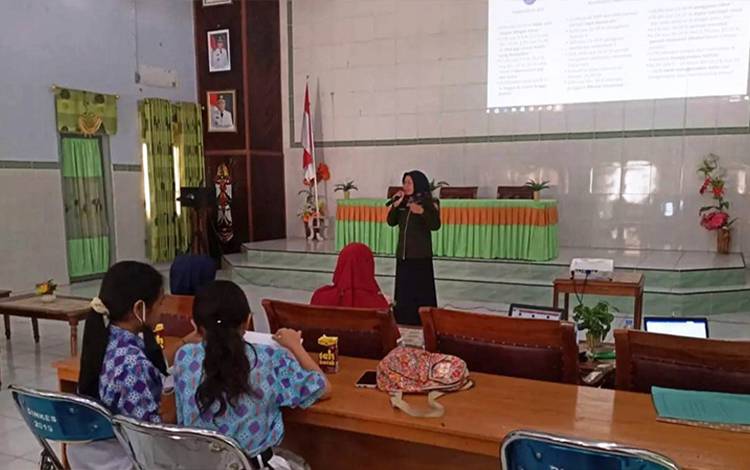 Sejumlah peserta tampak antusias mengikuti kegiatan pembinaan kader kesehatan remaja yang digelar oleh Dinkes Kabupaten Lamandau.(FOTO: HENDI NURFALAH)