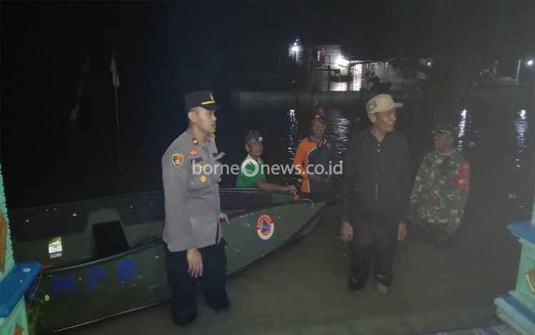 Polsek Pangkalan Banteng Bantu Warga Desa Sungai Hijau Terdampak Banjir
