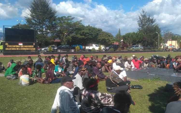 Keluarga Korban Penganiayaan Brimob Datangi Polres Jayawijaya