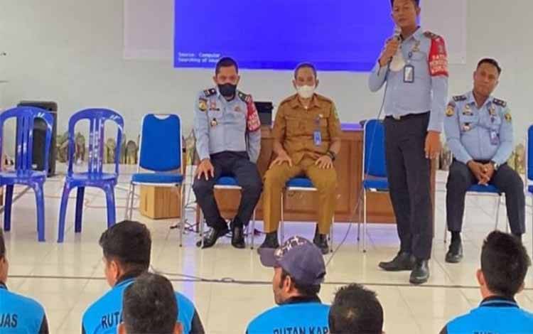 Rutan Kuala Kapuas Bersama Disbudpora Kenalkan Budaya Lewat Pemutaran Film Kearifan Lokal ke WBP
