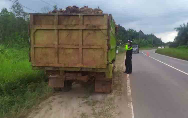 Personel Satlantas Polres Seruyan saat melakukan penertiban terhadap kendaraan yang melebihi muatan (Foto: Satlantas Polres Seruyan)
