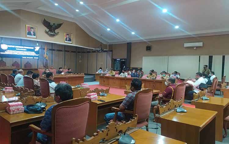 Rapat dengar pendapat di DPRD Kotim. (FOTO : M ANDHIKA)